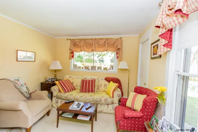 $2,400 | 137 Lake Avenue, Saratoga Springs, NY 12866