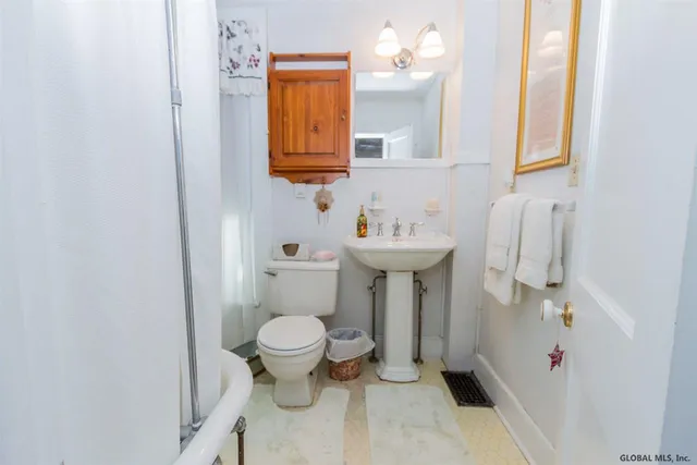 $2,400 | 137 Lake Avenue, Saratoga Springs, NY 12866