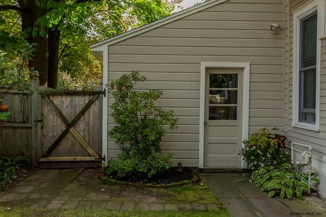 $2,400 | 137 Lake Avenue, Saratoga Springs, NY 12866