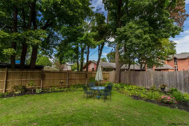 $2,400 | 137 Lake Avenue, Saratoga Springs, NY 12866