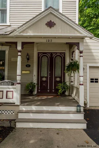 $2,400 | 137 Lake Avenue, Saratoga Springs, NY 12866