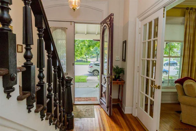 $2,400 | 137 Lake Avenue, Saratoga Springs, NY 12866