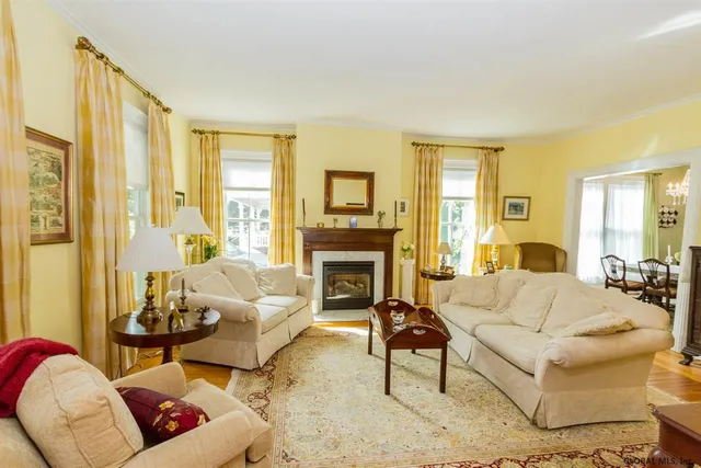 $2,400 | 137 Lake Avenue, Saratoga Springs, NY 12866