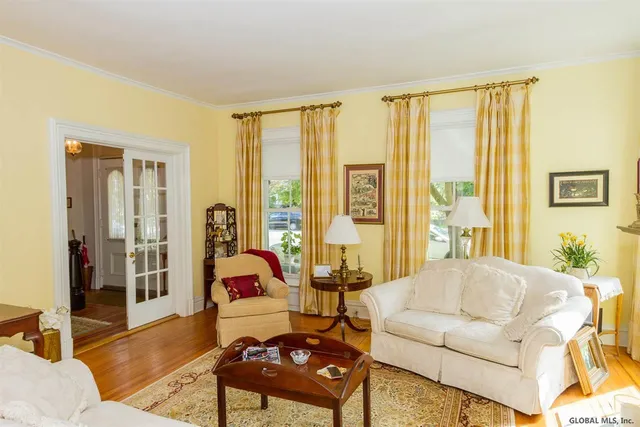 $2,400 | 137 Lake Avenue, Saratoga Springs, NY 12866