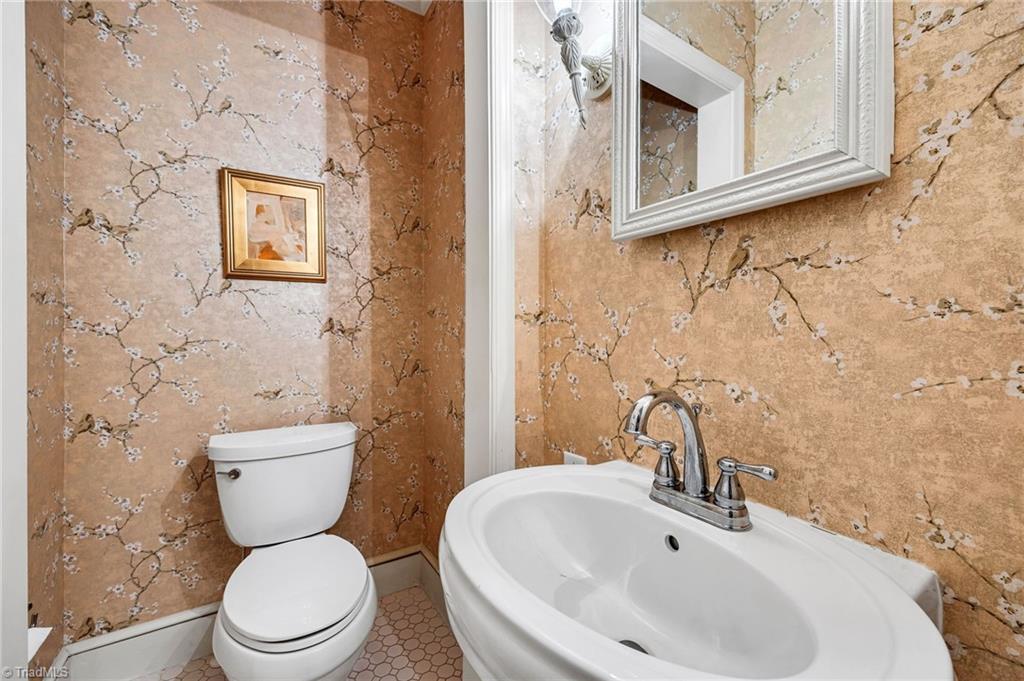 1104 Forest Hill Drive High Point, NC 27262 - Photo 12 of 43