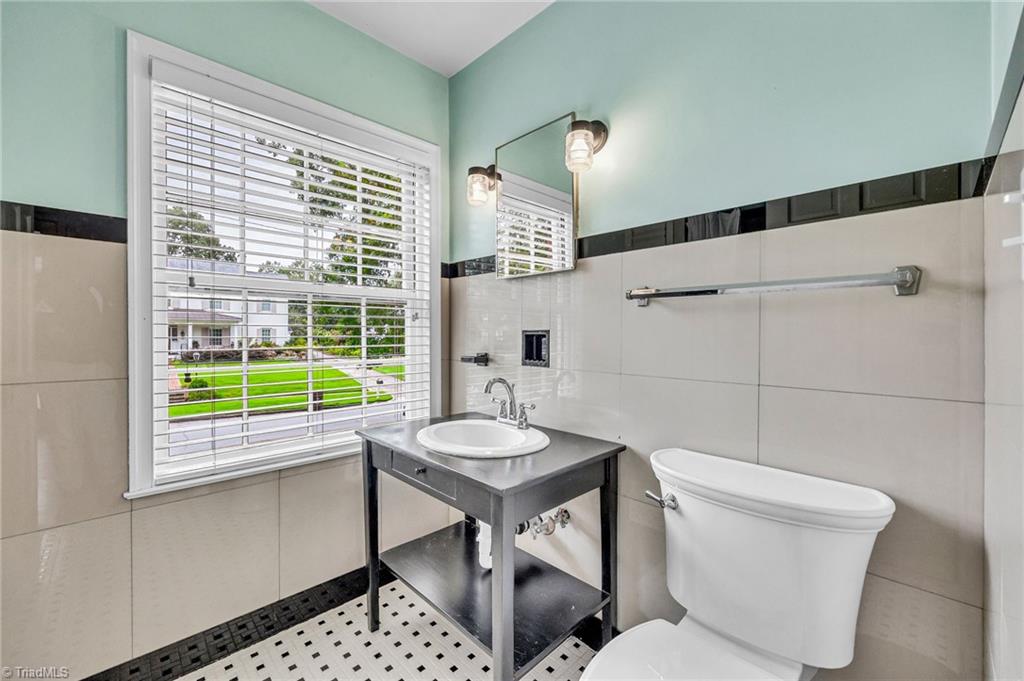 1104 Forest Hill Drive High Point, NC 27262 - Photo 24 of 43