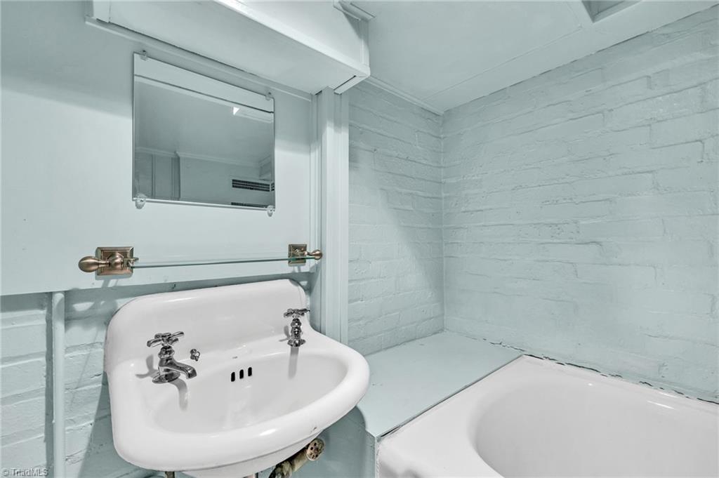 1104 Forest Hill Drive High Point, NC 27262 - Photo 33 of 43