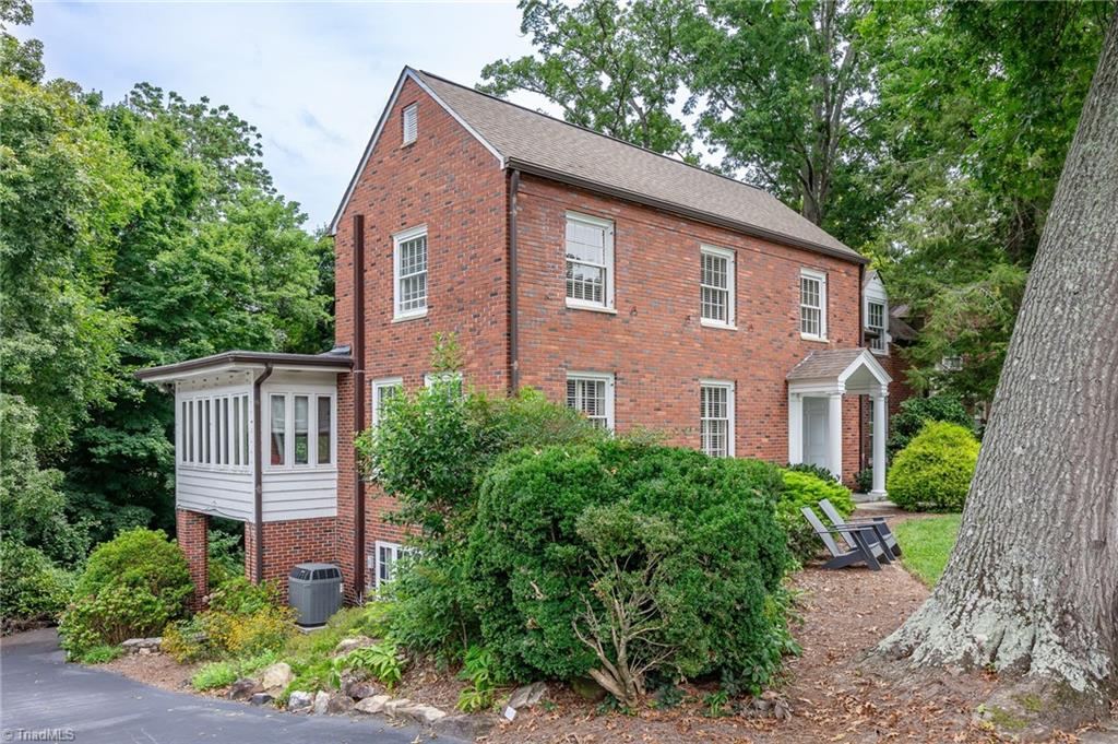 1104 Forest Hill Drive High Point, NC 27262 - Photo 4 of 43