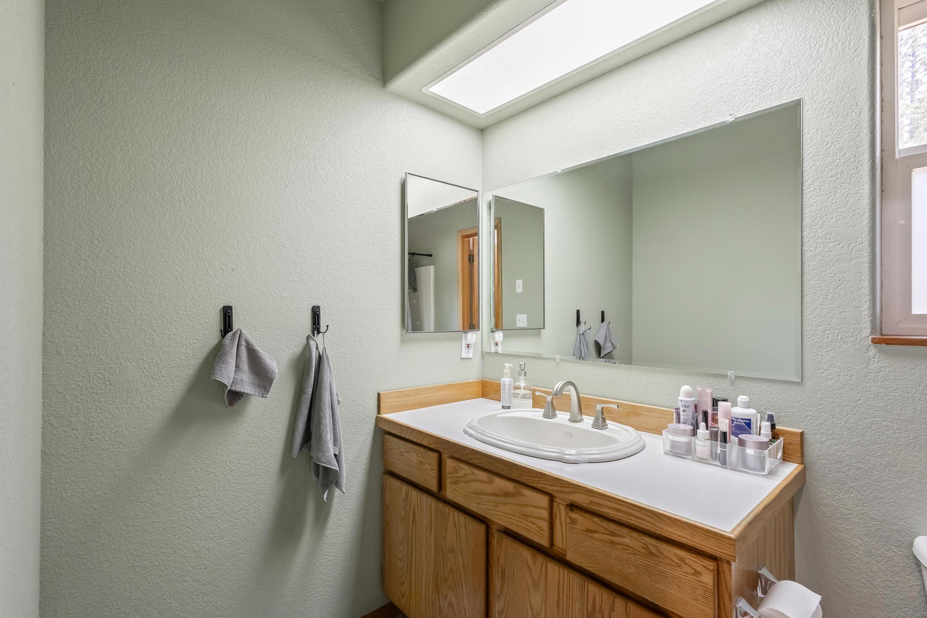 18900 Tuscarora Lane Bend, OR 97702 - Photo 6 of 20 a bathroom with a sink and a mirror