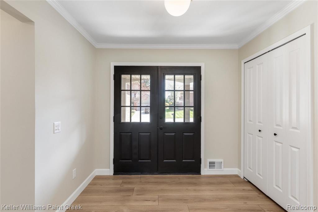 332 Lake Forest Road Rochester Hills, MI 48309 - Photo 6 of 48