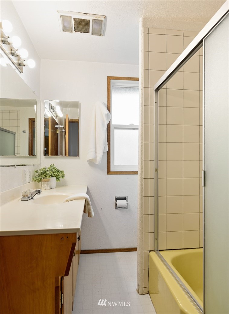 1809 North 41st Street Seattle, WA 98103 - Photo 22 of 32 a bathroom with a sink and a bathtub