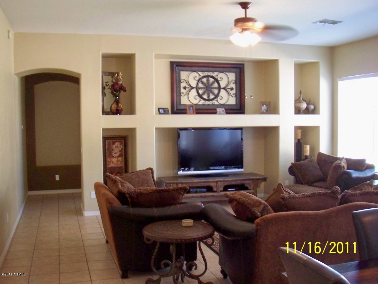 4658 East Decatur Street Mesa, AZ 85205 - Photo 5 of 34 LIVING ROOM W/ART NICHES