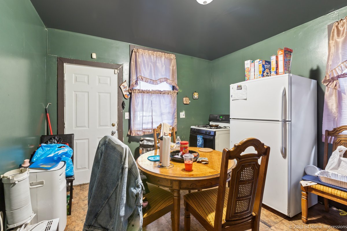 8807 South Lowe Avenue Chicago, IL 60620 - Photo 7 of 19 a work place with furniture and a refrigerator