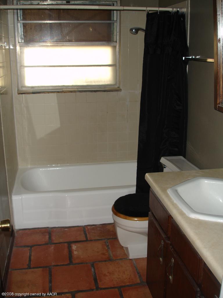 5004 Parker Street Amarillo, TX 79110 - Photo 16 of 22 Bath 1