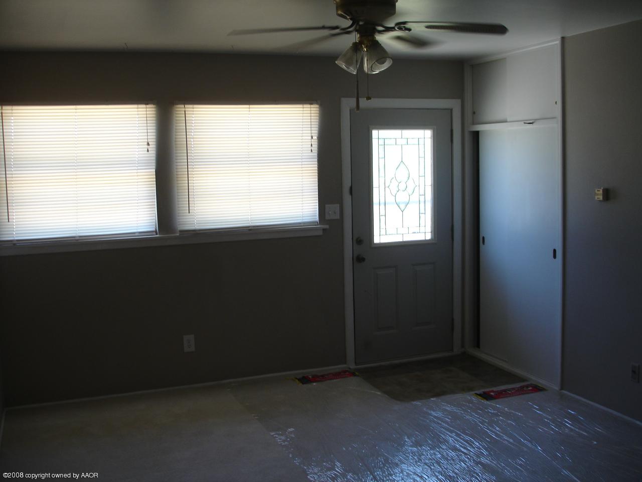 5004 Parker Street Amarillo, TX 79110 - Photo 20 of 22 Living Room