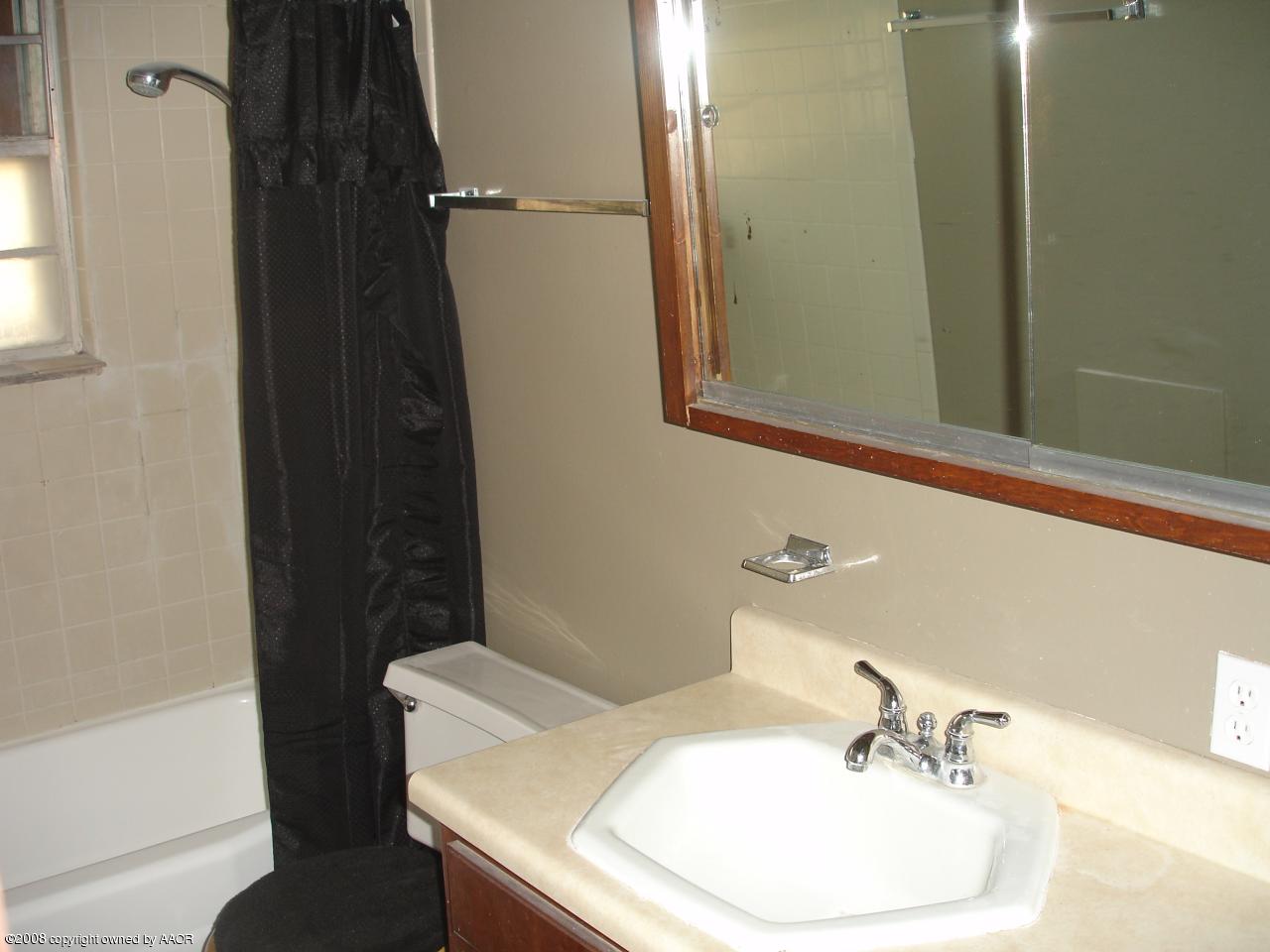 5004 Parker Street Amarillo, TX 79110 - Photo 8 of 22 Bath