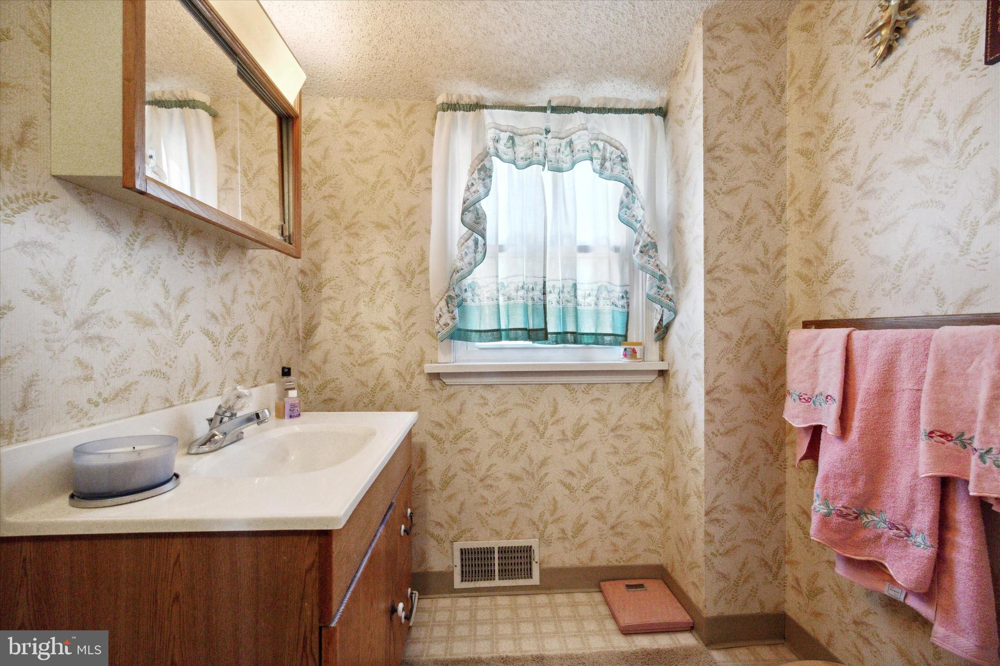 2439 Secane Road Secane, PA 19018 - Photo 13 of 15