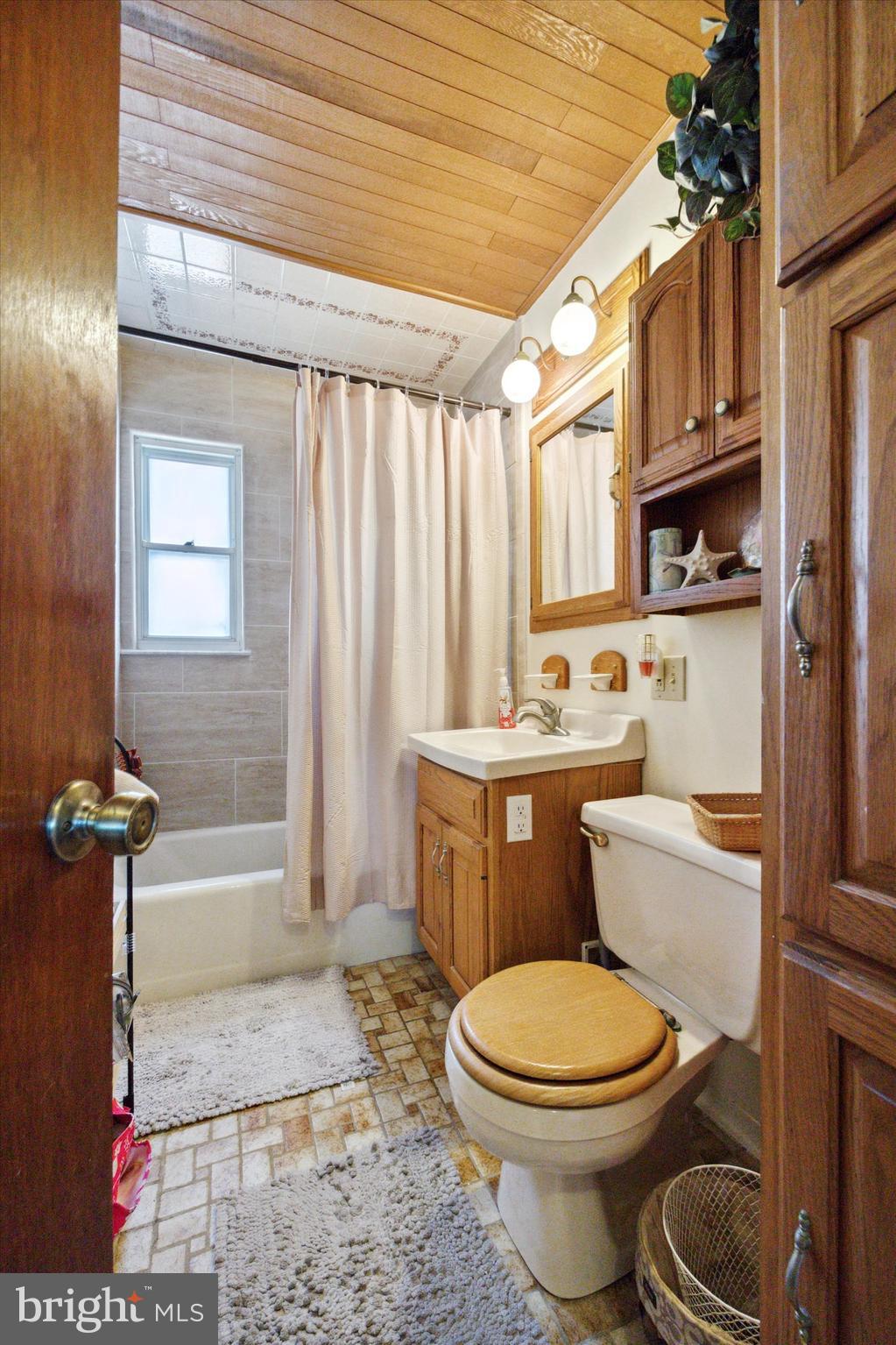 2439 Secane Road Secane, PA 19018 - Photo 9 of 15