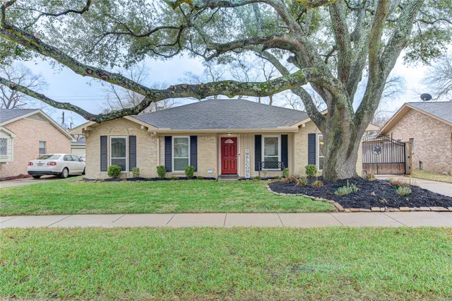 a view of a yard in front of a house
