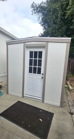 an outdoor view of house