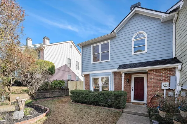 a view of a house with a yard