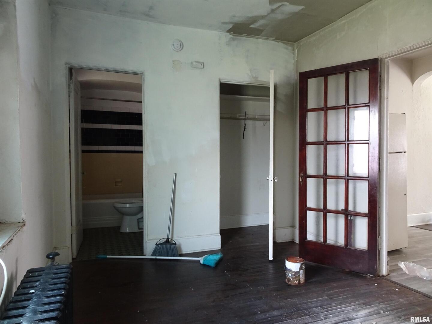 1930 9th Street Rock Island, IL 61201 - Photo 7 of 17 a view of empty room with a window