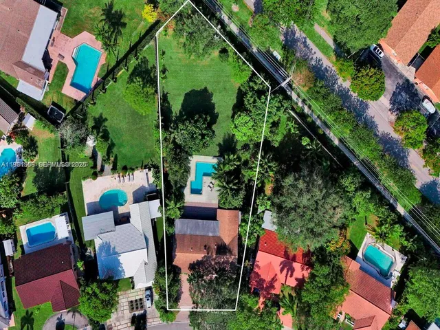 a view of yard with green space