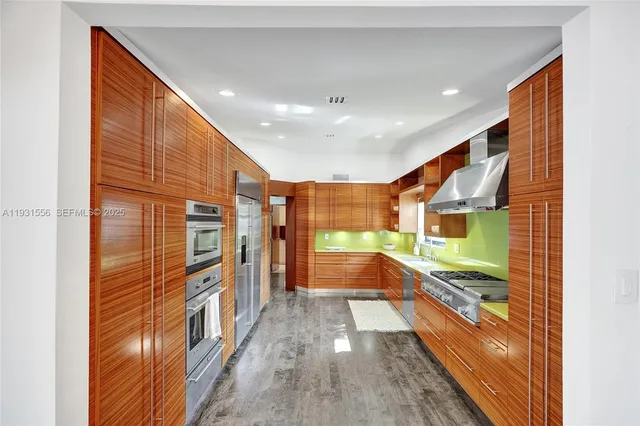 a en suite bathroom with a double vanity sink and a mirror