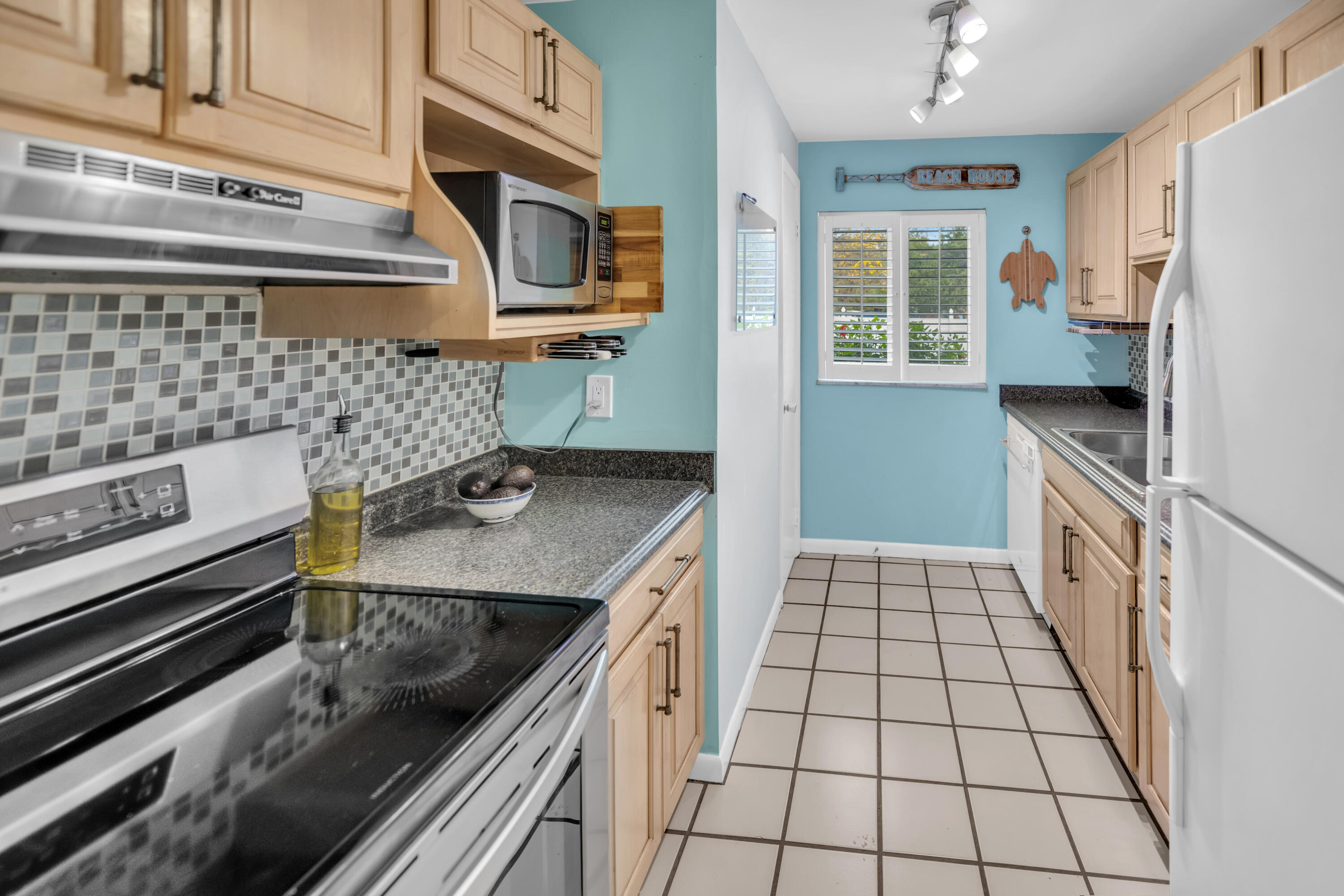 40 High Point Road, Unit 402 Tavernier, FL 33070 - Photo 9 of 20 Kitchen