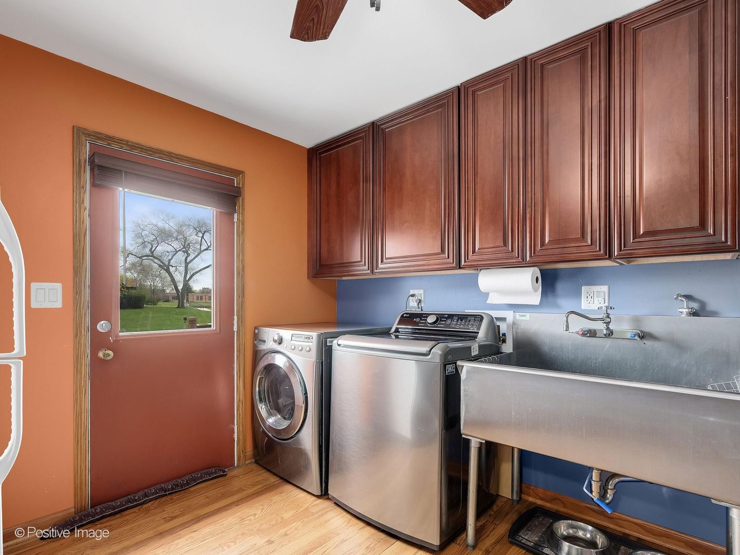 612 Stuart Drive Carol Stream, IL 60188 - Photo 15 of 29 a utility room with sink dryer and washer