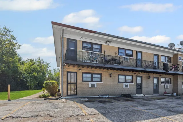 $129,900 | 44 North King Arthur Court, Unit 7, Northlake, IL 60164