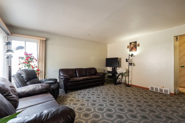 9515 Gross Point Road, Unit A Skokie, IL 60076 - Photo 4 of 12