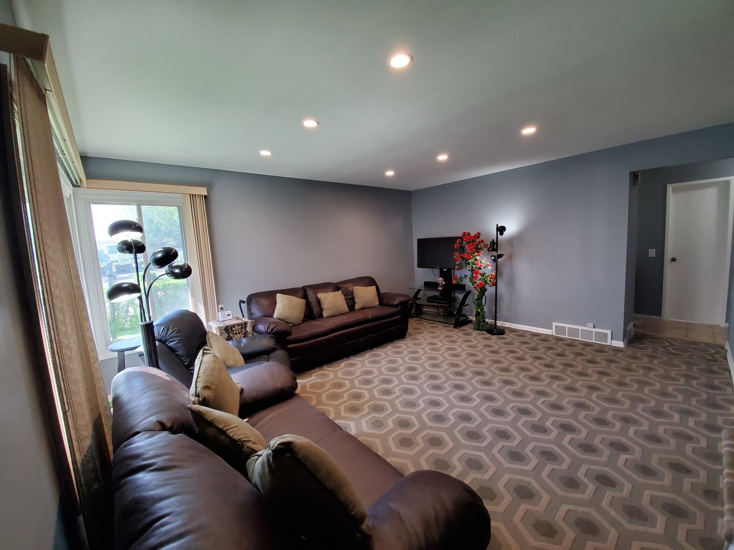 9515 Gross Point Road, Unit A Skokie, IL 60076 - Photo 5 of 12