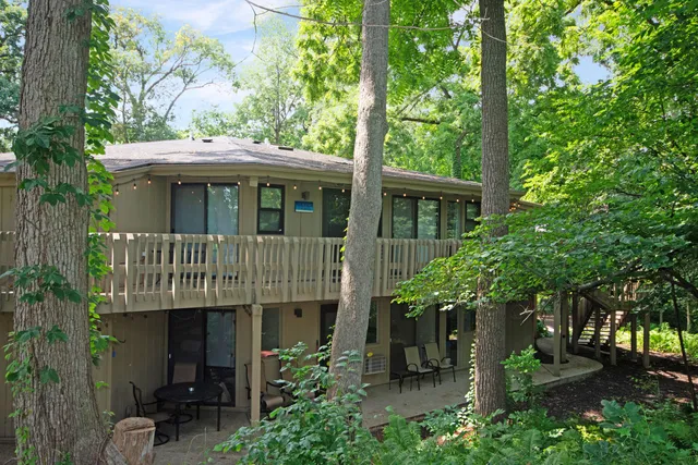 $397,500 | 403 Deerpath West, Unit F, Fontana, WI 53125