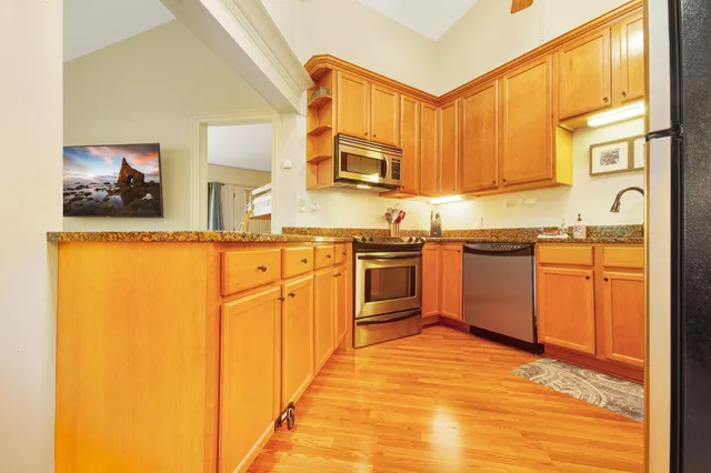 $397,500 | 403 Deerpath West, Unit F, Fontana, WI 53125