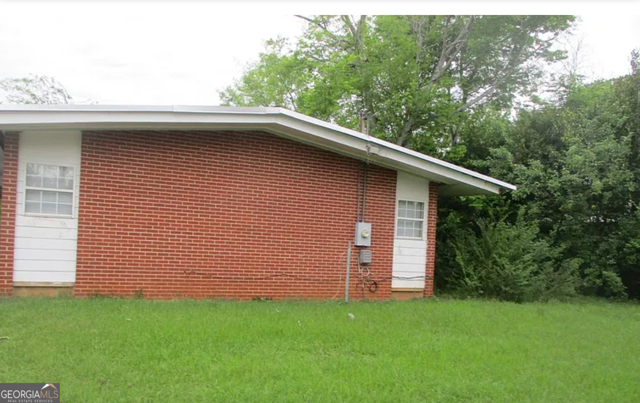 1982 South Riverview Circle Albany, GA 31705 - Photo 2 of 3 a backyard of a house with lots of green space