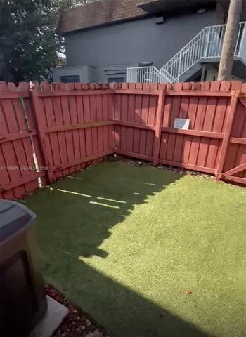 a view of a backyard