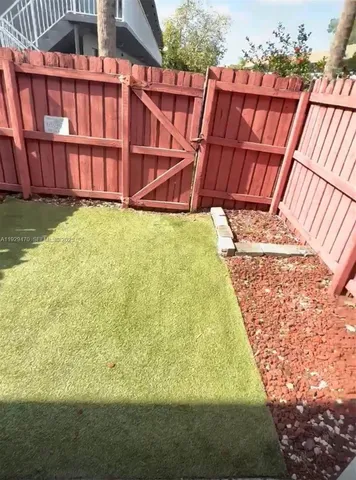 a view of a backyard