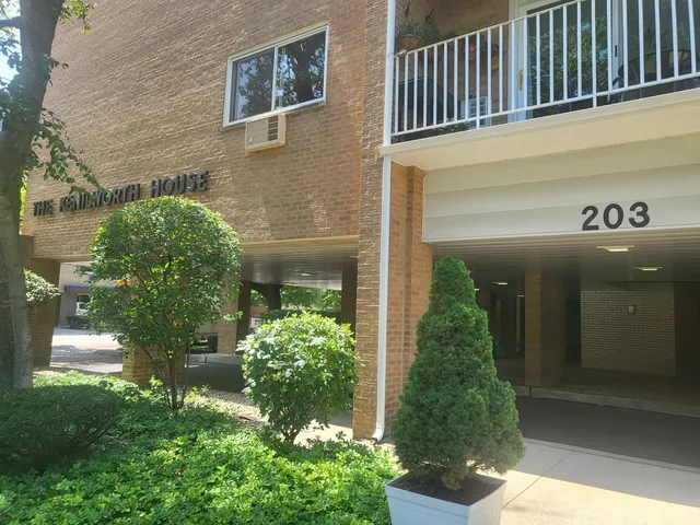 $260,000 | 203 North Kenilworth Avenue, Unit 2P, Oak Park, IL 60302