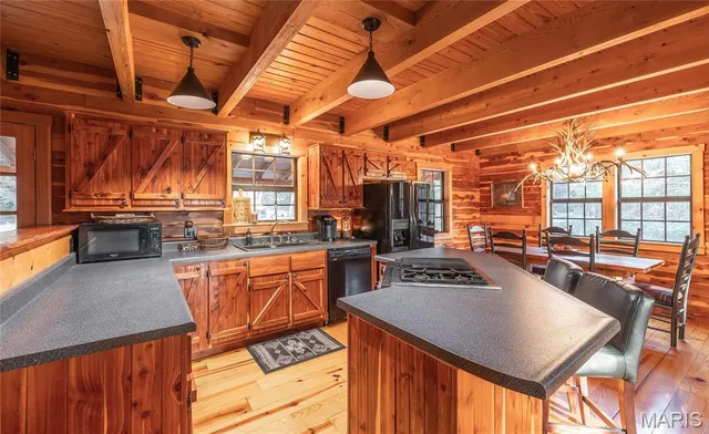 $1,000,000 | 6097 Highway 63, Houston, MO 65483