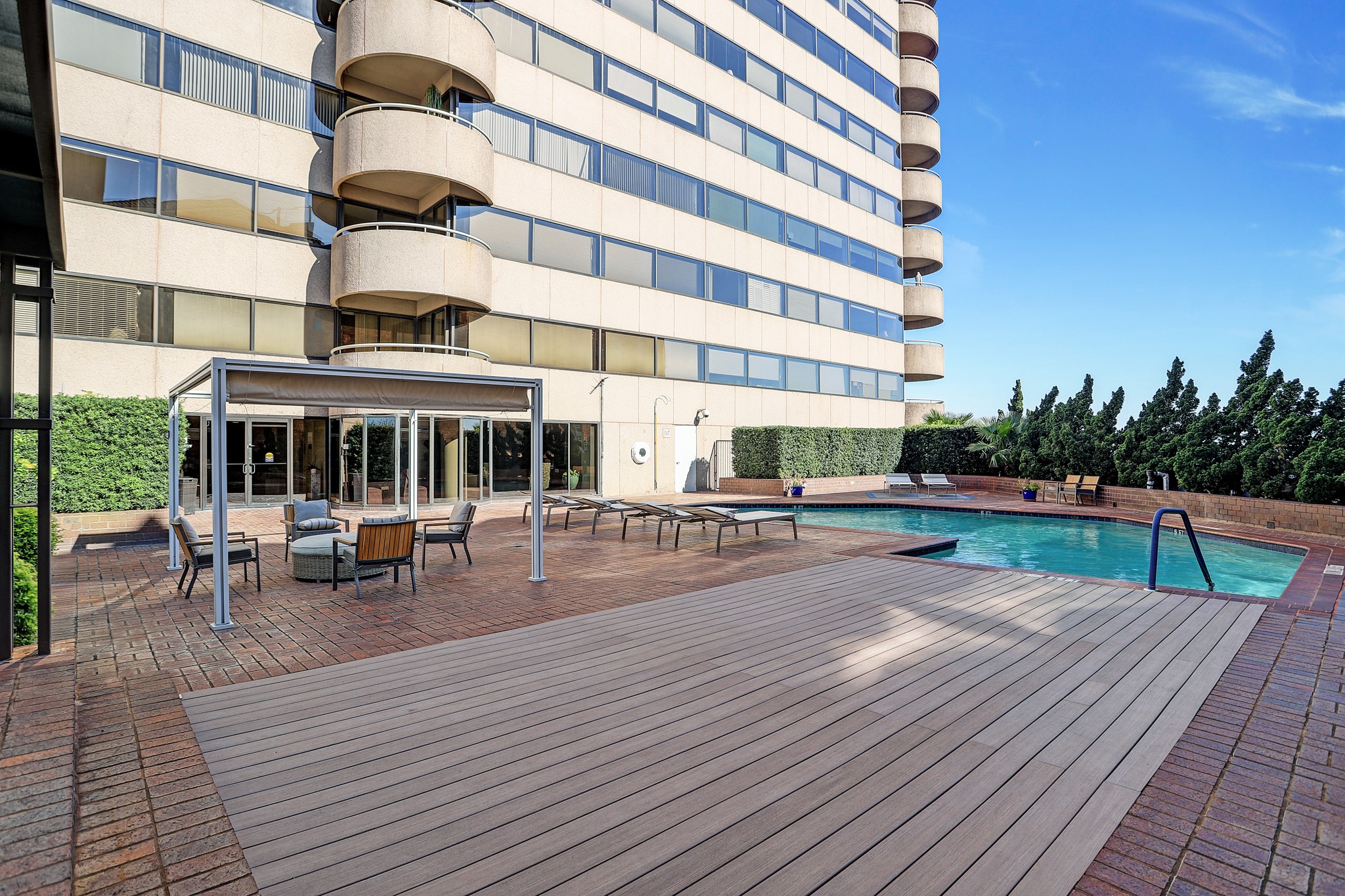 5000 Montrose Boulevard, Unit 18A Houston, TX 77006 - Photo 10 of 14 a view of a building with sitting area
