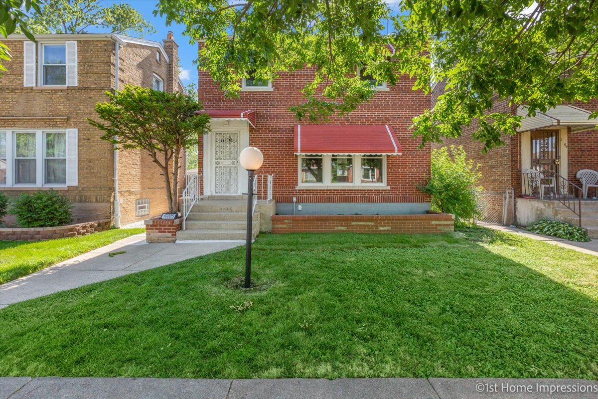 10005 South Sangamon Street Chicago, IL 60643 - Photo 2 of 30 a front view of a house with garden