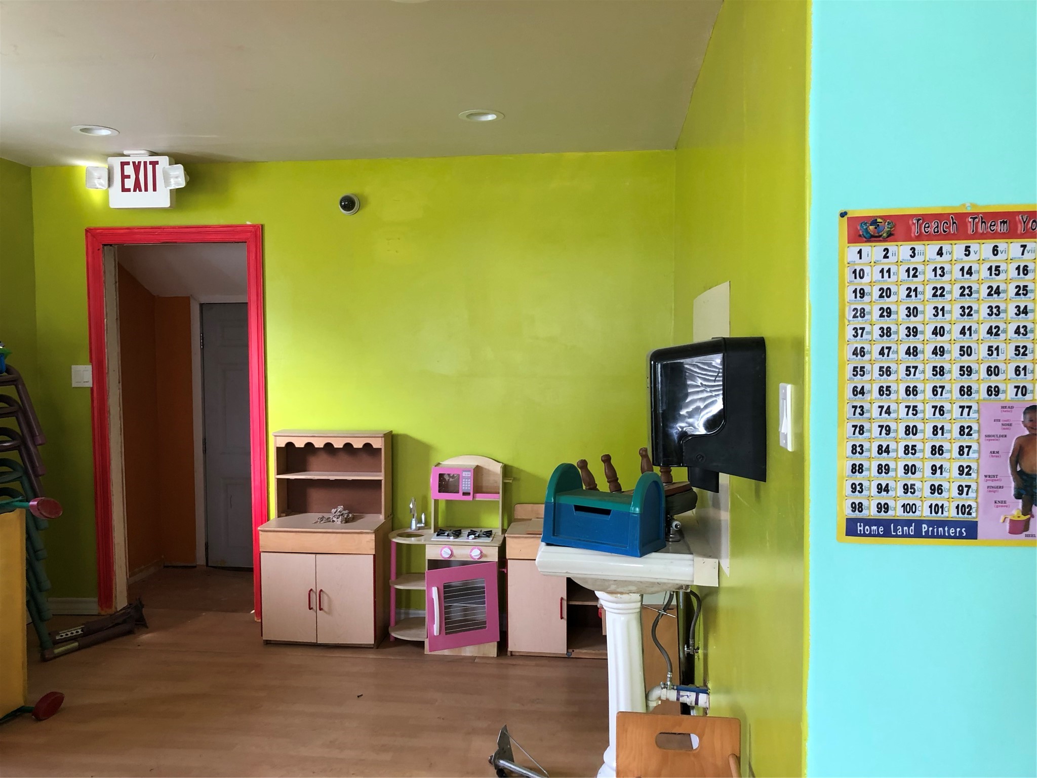 9317 Homestead Road Houston, TX 77016 - Photo 2 of 8 a room with a table and chairs