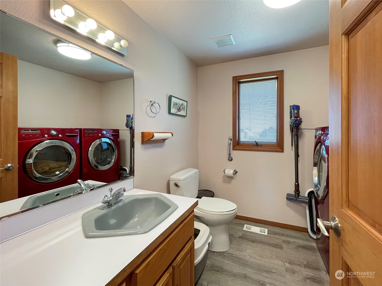 421 Greywolf Road Sequim, WA 98382 - Photo 29 of 40 a bathroom with a toilet sink and mirror
