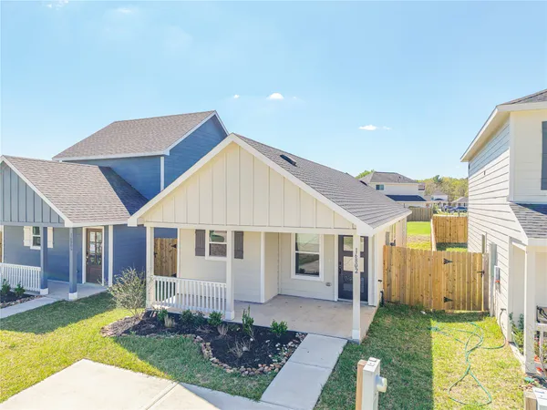 $1,450 | 16802 North Marie Vlg Drive, Conroe, TX 77306