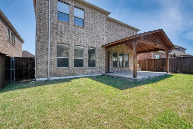a view of a house with backyard and porch