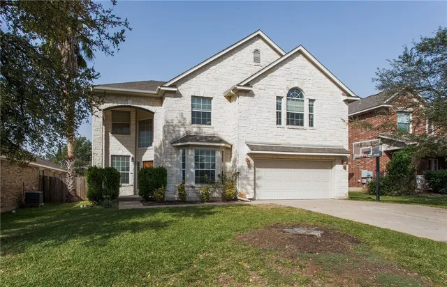 a view of house with a yard