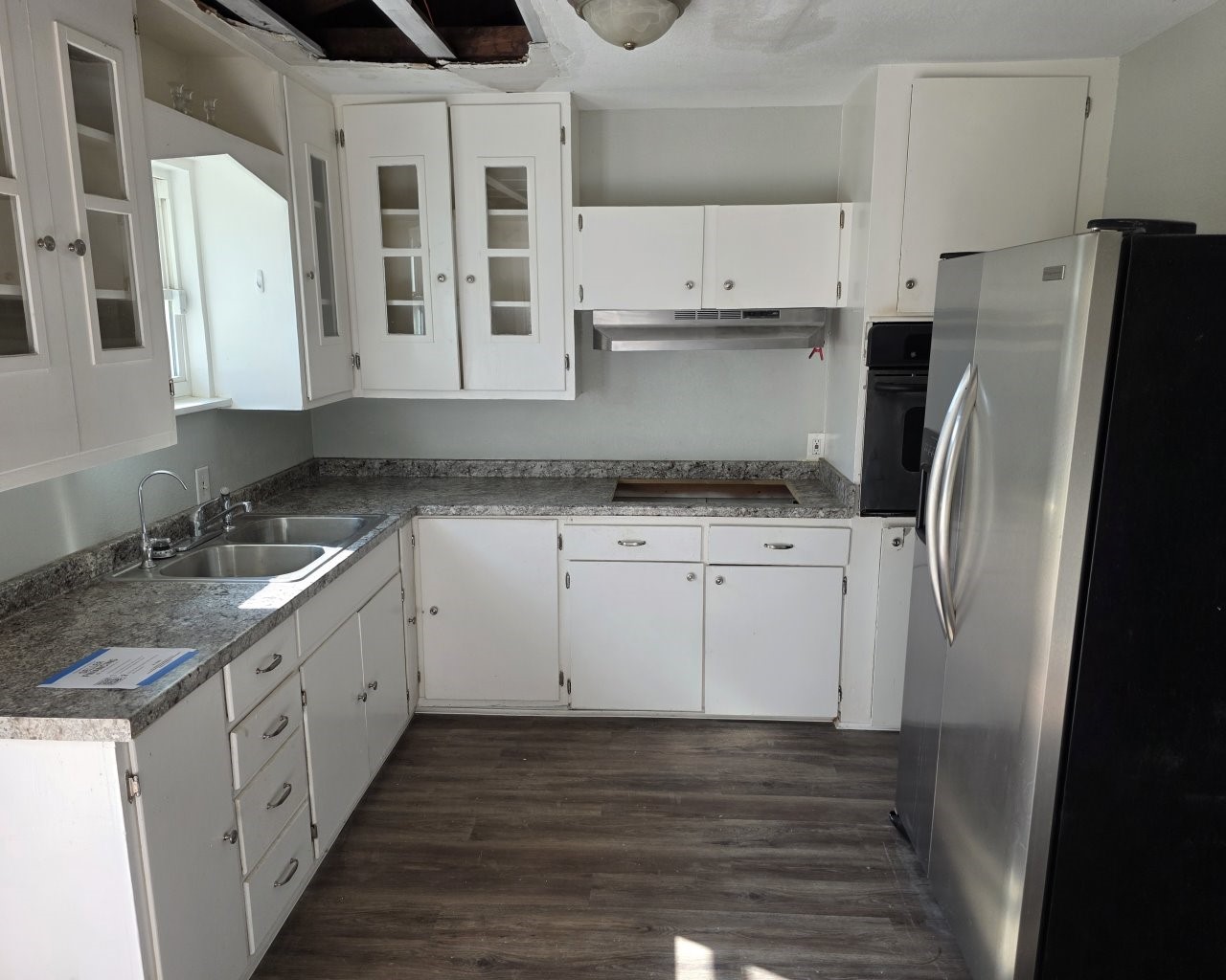 717 South Valderas Street Angleton, TX 77515 - Photo 2 of 14 Updated kitchen