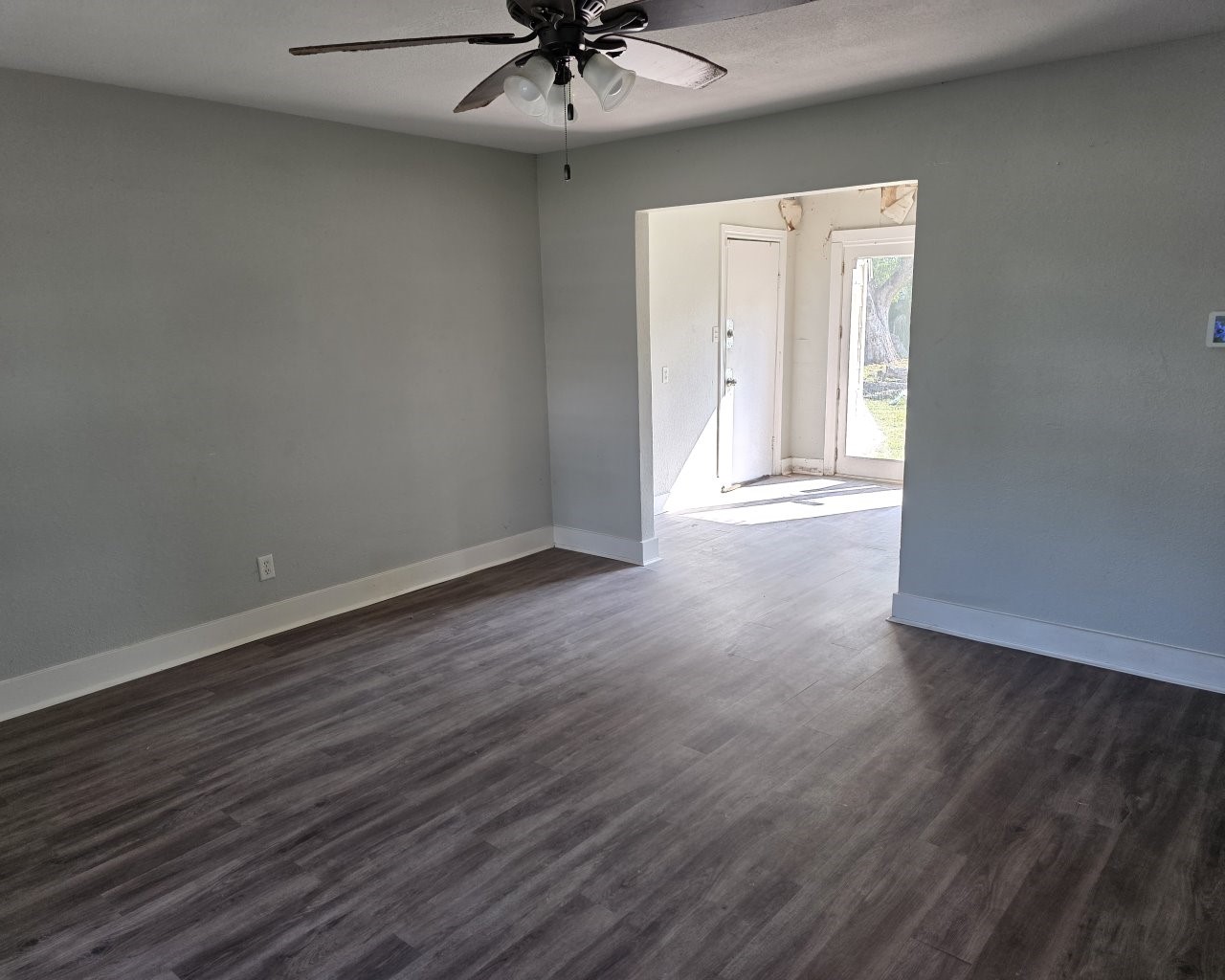717 South Valderas Street Angleton, TX 77515 - Photo 5 of 14 Living area