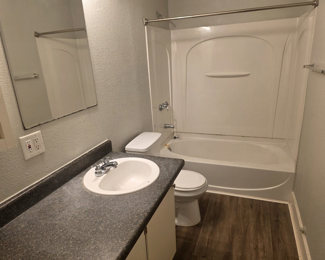 717 South Valderas Street Angleton, TX 77515 - Photo 10 of 14 Bathroom